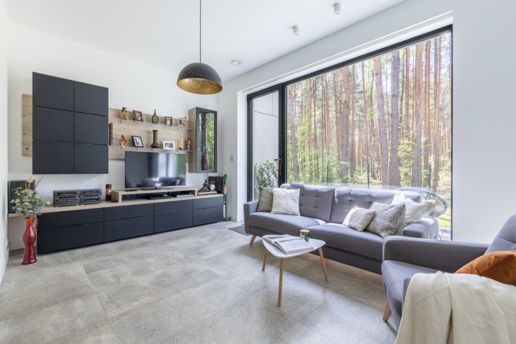 Studio Sosna – Salon z widokiem na las