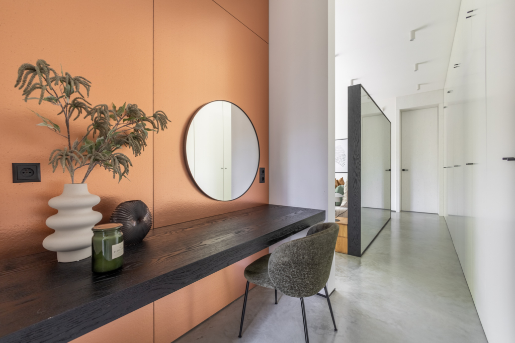 Studio Sosna – Hol z terakotową ścianą