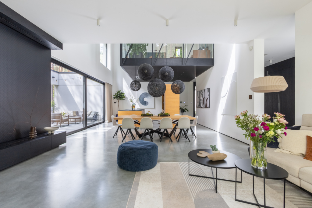 Studio Sosna – Salon z antresolą